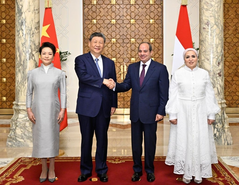 当地时间9月2日上午，埃及总统塞西同中国国家主席习近平在开罗太阳宫举行会谈。这是习近平和夫人彭丽媛同塞西和夫人依缇萨尔在两国国旗前合影。图片来源：新华网