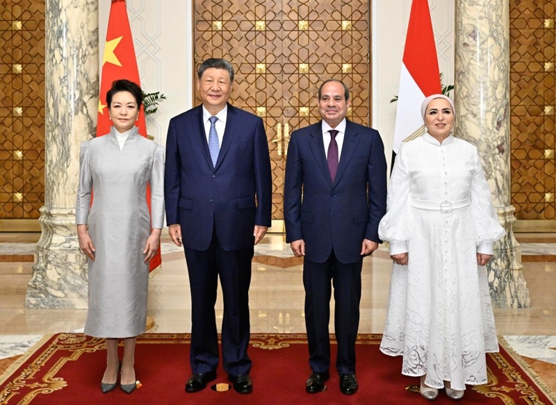 当地时间9月2日上午，埃及总统塞西同中国国家主席习近平在开罗太阳宫举行会谈。这是习近平和夫人彭丽媛同塞西和夫人依缇萨尔在两国国旗前合影。图片来源：新华网