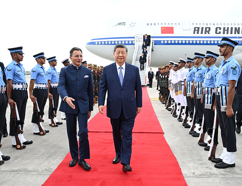 当地时间9月12日中午，国家主席习近平乘专机抵达新德里，应印度总理莫迪邀请，出席金砖国家领导人第十八次会晤。习近平抵达新德里帕拉姆空军基地时，印度政府高级官员热情迎接。图片来源：新华网