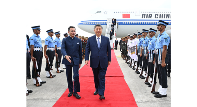 习近平抵达新德里出席金砖国家领导人第十八次会晤