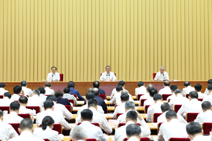 9月16日至17日，全国先进制造业大会在北京召开。会上传达了中共中央总书记、国家主席、中央军委主席习近平重要指示。中共中央政治局常委、国务院总理李强出席会议并讲话。图片来源：新华网