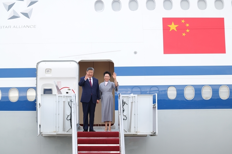 当地时间9月23日下午,国家主席习近平乘专机抵达华盛顿,应美国总统特朗普邀请,对美国进行国事访问。习近平和夫人彭丽媛抵达华盛顿安德鲁斯空军基地时,特朗普和夫人梅拉尼娅热情迎接。这是习近平和夫人彭丽媛步出舱门。图片来源:新华网 当地时间9月23日下午,国家主席习近平乘专机抵达华盛顿,应美国总统特朗普邀请,对美国进行国事访问。习近平和夫人彭丽媛抵达华盛顿安德鲁斯空军基地时,特朗普和夫人梅拉尼娅热情迎接。这是习近平和夫人彭丽媛步出舱门。图片来源:新华网