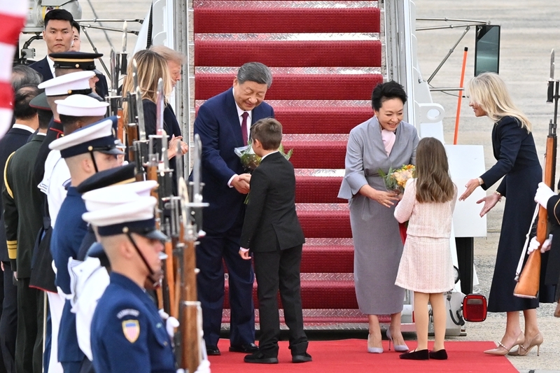 当地时间9月23日下午,国家主席习近平乘专机抵达华盛顿,应美国总统特朗普邀请,对美国进行国事访问。习近平和夫人彭丽媛抵达华盛顿安德鲁斯空军基地时,特朗普和夫人梅拉尼娅热情迎接。这是美国儿童向习近平和彭丽媛献上鲜花。图片来源:新华网 当地时间9月23日下午,国家主席习近平乘专机抵达华盛顿,应美国总统特朗普邀请,对美国进行国事访问。习近平和夫人彭丽媛抵达华盛顿安德鲁斯空军基地时,特朗普和夫人梅拉尼娅热情迎接。这是美国儿童向习近平和彭丽媛献上鲜花。图片来源:新华网