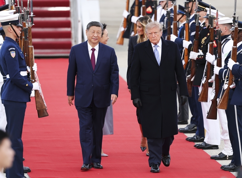 当地时间9月23日下午，国家主席习近平乘专机抵达华盛顿，应美国总统特朗普邀请，对美国进行国事访问。习近平和夫人彭丽媛抵达华盛顿安德鲁斯空军基地时，特朗普和夫人梅拉尼娅热情迎接。图片来源：新华网