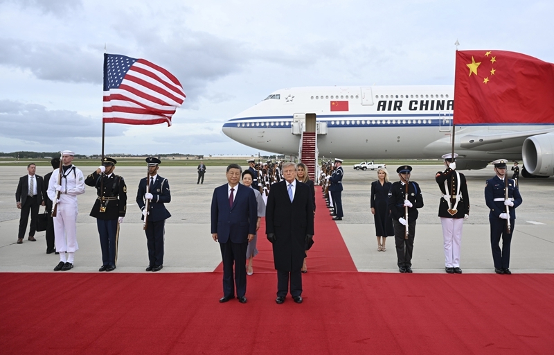 当地时间9月23日下午，国家主席习近平乘专机抵达华盛顿，应美国总统特朗普邀请，对美国进行国事访问。习近平和夫人彭丽媛抵达华盛顿安德鲁斯空军基地时，特朗普和夫人梅拉尼娅热情迎接。图片来源：新华网