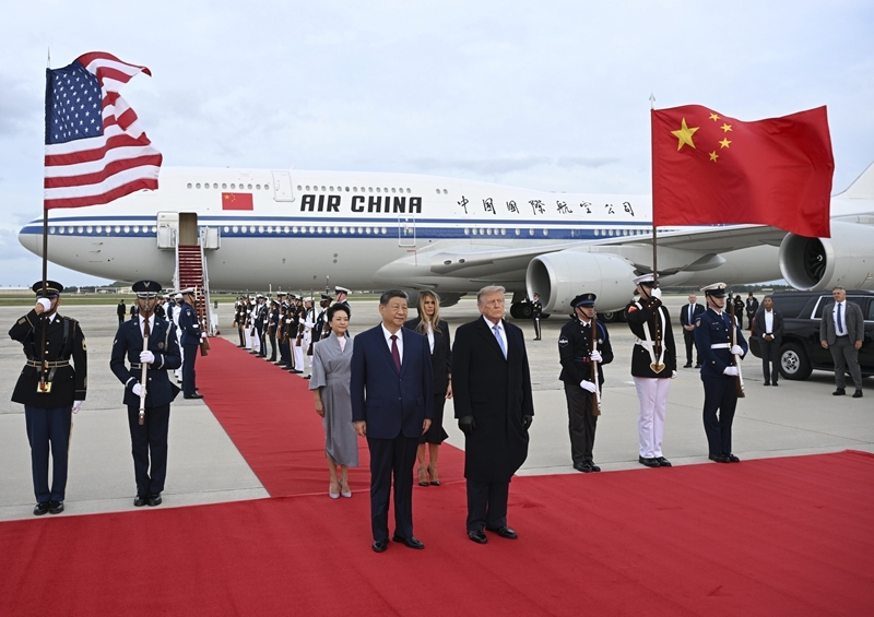 当地时间9月23日下午,国家主席习近平乘专机抵达华盛顿,应美国总统特朗普邀请,对美国进行国事访问。习近平和夫人彭丽媛抵达华盛顿安德鲁斯空军基地时,特朗普和夫人梅拉尼娅热情迎接。图片来源:新华网 当地时间9月23日下午,国家主席习近平乘专机抵达华盛顿,应美国总统特朗普邀请,对美国进行国事访问。习近平和夫人彭丽媛抵达华盛顿安德鲁斯空军基地时,特朗普和夫人梅拉尼娅热情迎接。图片来源:新华网