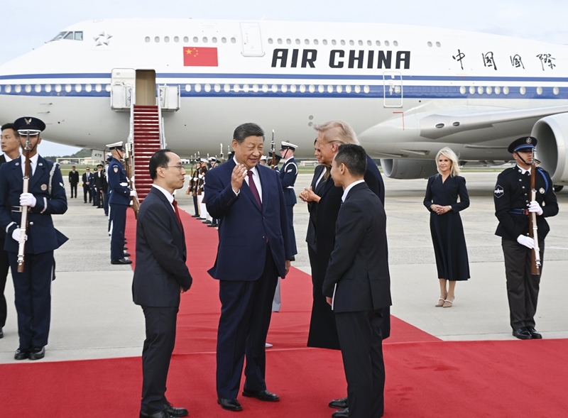 当地时间9月23日下午,国家主席习近平乘专机抵达华盛顿,应美国总统特朗普邀请,对美国进行国事访问。习近平和夫人彭丽媛抵达华盛顿安德鲁斯空军基地时,特朗普和夫人梅拉尼娅热情迎接。图片来源:新华网 当地时间9月23日下午,国家主席习近平乘专机抵达华盛顿,应美国总统特朗普邀请,对美国进行国事访问。习近平和夫人彭丽媛抵达华盛顿安德鲁斯空军基地时,特朗普和夫人梅拉尼娅热情迎接。图片来源:新华网