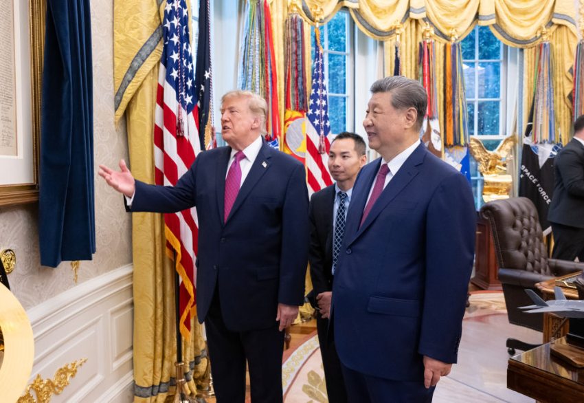 习近平同美国总统特朗普小范围交流