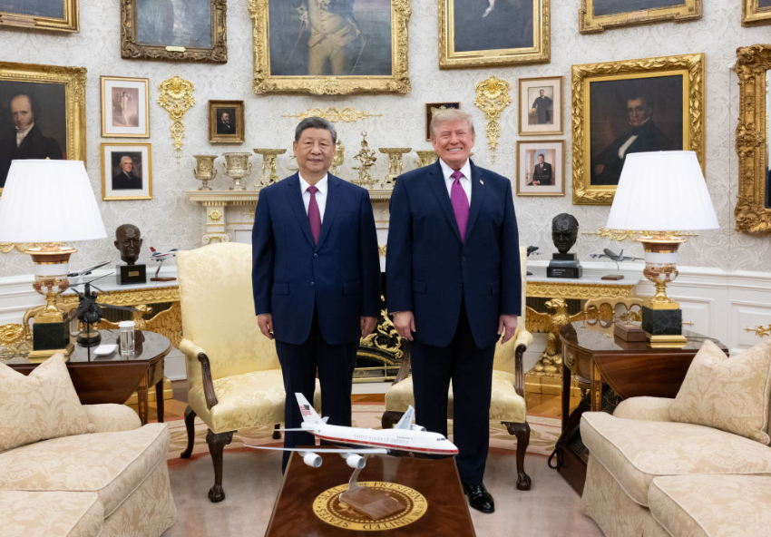 习近平同美国总统特朗普小范围交流