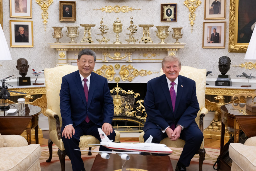 习近平同美国总统特朗普小范围交流