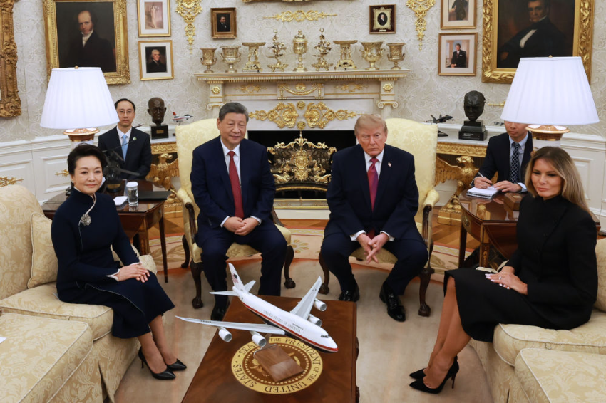 习近平同美国总统特朗普小范围交流