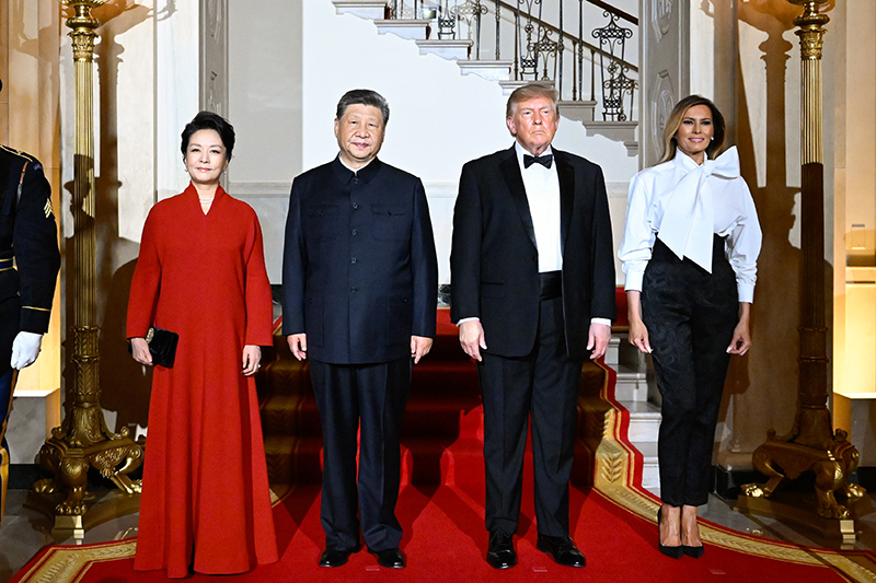 当地时间9月24日晚，美国总统特朗普和夫人梅拉尼娅为中国国家主席习近平和夫人彭丽媛在白宫举行欢迎国宴。这是两国元首夫妇合影。图片来源：新华网