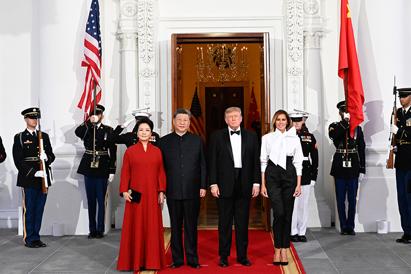 当地时间9月24日晚，美国总统特朗普和夫人梅拉尼娅为中国国家主席习近平和夫人彭丽媛在白宫举行欢迎国宴。这是两国元首夫妇合影。图片来源：新华网