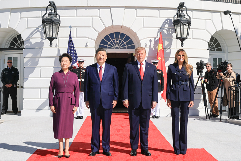 当地时间9月25日上午，国家主席习近平和夫人彭丽媛同美国总统特朗普和夫人梅拉尼娅在白宫举行茶叙。这是两国元首夫妇合影。图片来源：新华网