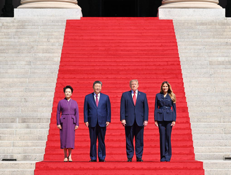 当地时间9月25日上午，国家主席习近平和夫人彭丽媛同美国总统特朗普和夫人梅拉尼娅在白宫举行茶叙。茶叙之后，习近平和彭丽媛在特朗普和梅拉尼娅陪同下参观美国国家档案馆。图片来源：新华网
