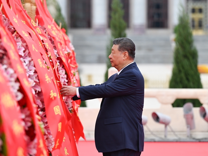9月30日上午，党和国家领导人习近平、李强、赵乐际、王沪宁、蔡奇、丁薛祥、李希、韩正等来到北京天安门广场，出席烈士纪念日向人民英雄敬献花篮仪式。这是习近平整理花篮上的缎带。图片来源：新华网