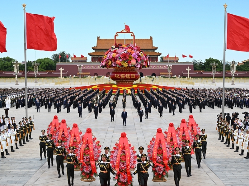 9月30日上午，党和国家领导人习近平、李强、赵乐际、王沪宁、蔡奇、丁薛祥、李希、韩正等来到北京天安门广场，出席烈士纪念日向人民英雄敬献花篮仪式。图片来源：新华网