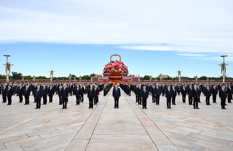 9月30日上午，党和国家领导人习近平、李强、赵乐际、王沪宁、蔡奇、丁薛祥、李希、韩正等来到北京天安门广场，出席烈士纪念日向人民英雄敬献花篮仪式。图片来源：新华网