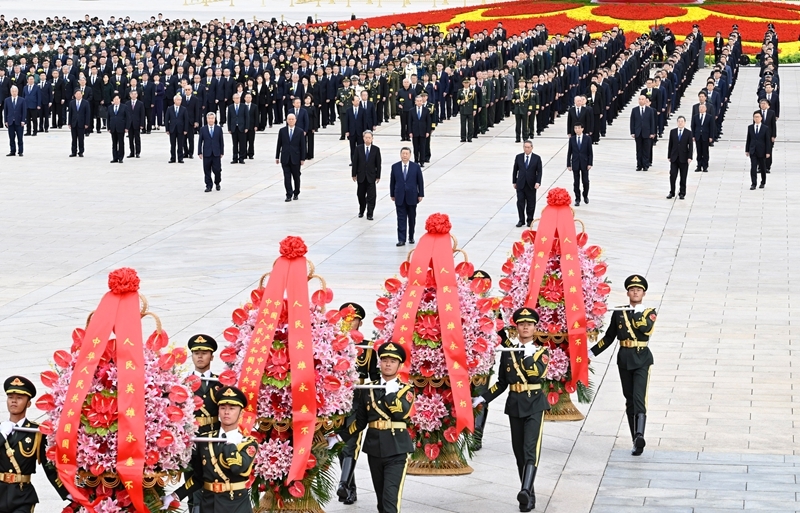 9月30日上午，党和国家领导人习近平、李强、赵乐际、王沪宁、蔡奇、丁薛祥、李希、韩正等来到北京天安门广场，出席烈士纪念日向人民英雄敬献花篮仪式。图片来源：新华网