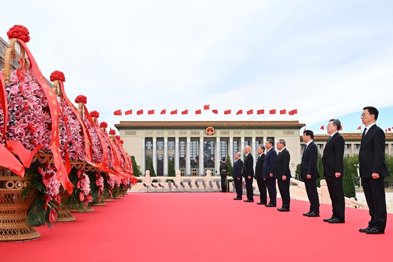 9月30日上午，党和国家领导人习近平、李强、赵乐际、王沪宁、蔡奇、丁薛祥、李希、韩正等来到北京天安门广场，出席烈士纪念日向人民英雄敬献花篮仪式。图片来源：新华网