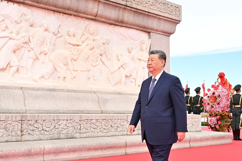 9月30日上午，党和国家领导人习近平、李强、赵乐际、王沪宁、蔡奇、丁薛祥、李希、韩正等来到北京天安门广场，出席烈士纪念日向人民英雄敬献花篮仪式。这是习近平瞻仰人民英雄纪念碑。图片来源：新华网