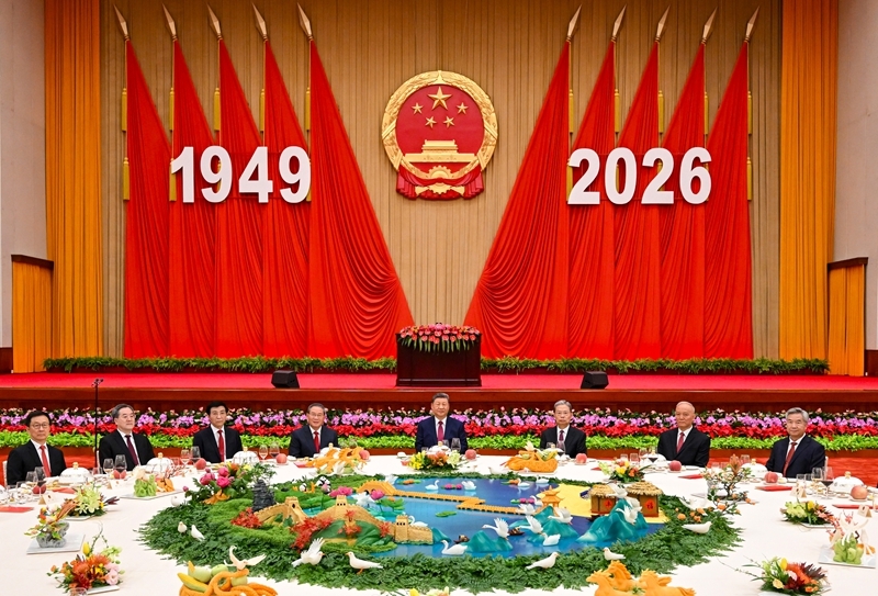 9月30日晚，庆祝中华人民共和国成立77周年招待会在北京人民大会堂举行。习近平、李强、赵乐际、王沪宁、蔡奇、丁薛祥、李希、韩正等党和国家领导人与中外人士欢聚一堂，共庆中华人民共和国华诞。图片来源：新华网