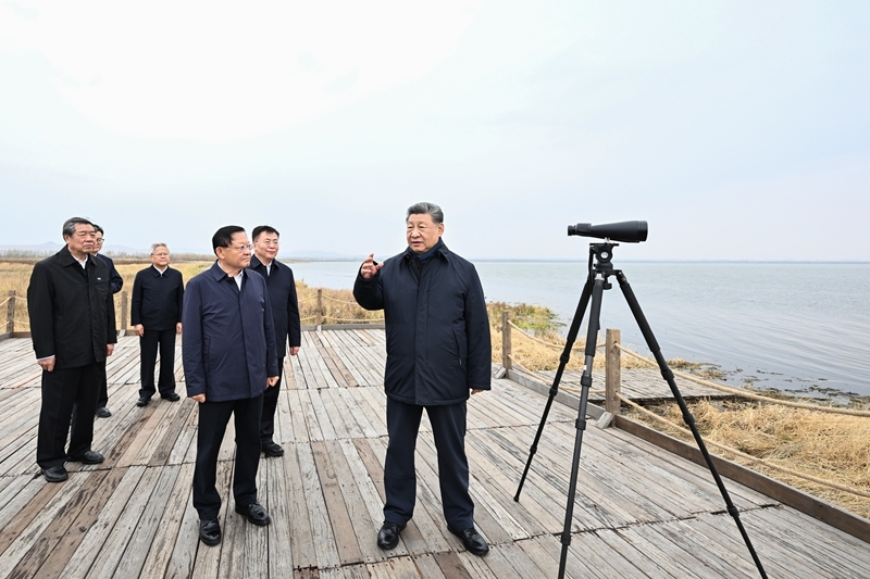 10月16日,中共中央总书记、国家主席、中央军委主席习近平在内蒙古自治区乌兰察布市考察。这是习近平在察哈尔右翼前旗的黄旗海自然保护区考察。图片来源:新华网 10月16日,中共中央总书记、国家主席、中央军委主席习近平在内蒙古自治区乌兰察布市考察。这是习近平在察哈尔右翼前旗的黄旗海自然保护区考察。图片来源:新华网