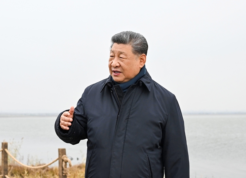 10月16日,中共中央总书记、国家主席、中央军委主席习近平在内蒙古自治区乌兰察布市考察。这是习近平在察哈尔右翼前旗的黄旗海自然保护区考察。图片来源:新华网 10月16日,中共中央总书记、国家主席、中央军委主席习近平在内蒙古自治区乌兰察布市考察。这是习近平在察哈尔右翼前旗的黄旗海自然保护区考察。图片来源:新华网