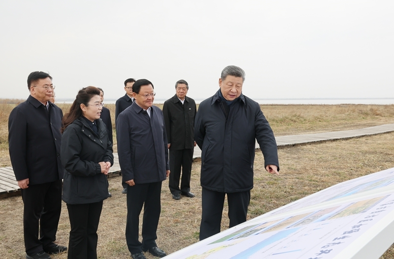 10月16日,中共中央总书记、国家主席、中央军委主席习近平在内蒙古自治区乌兰察布市考察。这是习近平在察哈尔右翼前旗的黄旗海自然保护区考察。图片来源:新华网 10月16日,中共中央总书记、国家主席、中央军委主席习近平在内蒙古自治区乌兰察布市考察。这是习近平在察哈尔右翼前旗的黄旗海自然保护区考察。图片来源:新华网