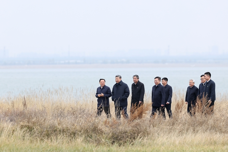 10月16日,中共中央总书记、国家主席、中央军委主席习近平在内蒙古自治区乌兰察布市考察。这是习近平在察哈尔右翼前旗的黄旗海自然保护区考察。图片来源:新华网 10月16日,中共中央总书记、国家主席、中央军委主席习近平在内蒙古自治区乌兰察布市考察。这是习近平在察哈尔右翼前旗的黄旗海自然保护区考察。图片来源:新华网