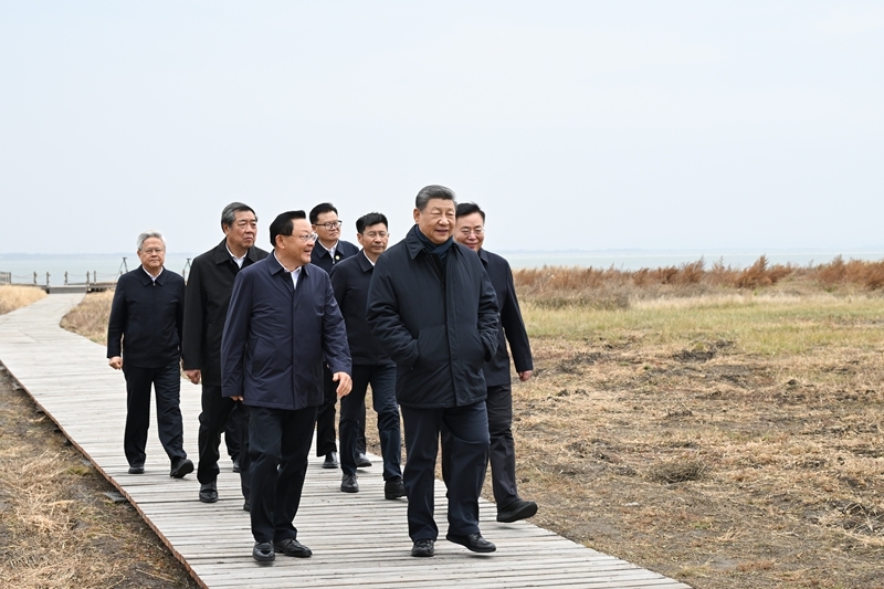 10月16日,中共中央总书记、国家主席、中央军委主席习近平在内蒙古自治区乌兰察布市考察。这是习近平在察哈尔右翼前旗的黄旗海自然保护区考察。图片来源:新华网 10月16日,中共中央总书记、国家主席、中央军委主席习近平在内蒙古自治区乌兰察布市考察。这是习近平在察哈尔右翼前旗的黄旗海自然保护区考察。图片来源:新华网