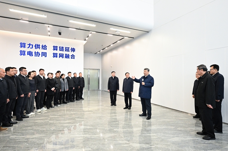 10月16日,中共中央总书记、国家主席、中央军委主席习近平在内蒙古自治区乌兰察布市考察。这是习近平在察哈尔高新技术开发区考察时,同有关算力中心项目负责人、技术人员、察哈尔高新区工作人员等亲切交流。图片来源:新华网 10月16日,中共中央总书记、国家主席、中央军委主席习近平在内蒙古自治区乌兰察布市考察。这是习近平在察哈尔高新技术开发区考察时,同有关算力中心项目负责人、技术人员、察哈尔高新区工作人员等亲切交流。图片来源:新华网