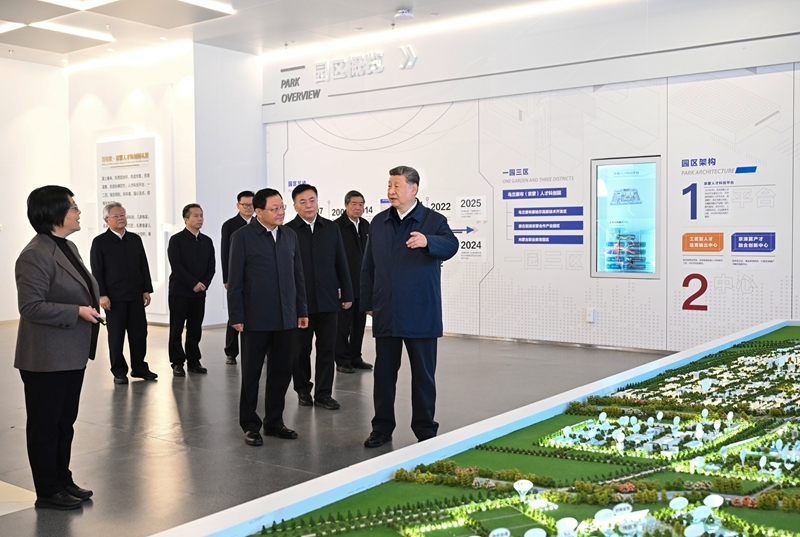 10月16日,中共中央总书记、国家主席、中央军委主席习近平在内蒙古自治区乌兰察布市考察。这是习近平在察哈尔高新技术开发区考察,了解绿色算力产业发展等情况。图片来源:新华网 10月16日,中共中央总书记、国家主席、中央军委主席习近平在内蒙古自治区乌兰察布市考察。这是习近平在察哈尔高新技术开发区考察,了解绿色算力产业发展等情况。图片来源:新华网