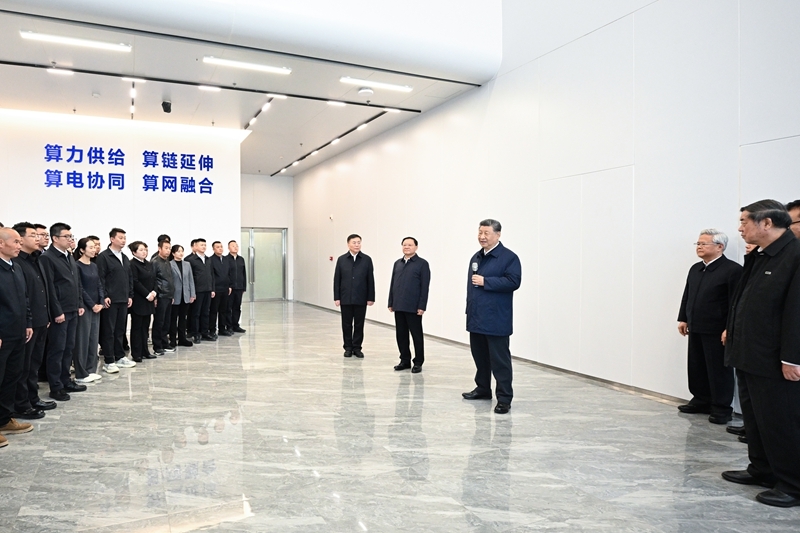 10月16日,中共中央总书记、国家主席、中央军委主席习近平在内蒙古自治区乌兰察布市考察。这是习近平在察哈尔高新技术开发区考察时,同有关算力中心项目负责人、技术人员、察哈尔高新区工作人员等亲切交流。图片来源:新华网 10月16日,中共中央总书记、国家主席、中央军委主席习近平在内蒙古自治区乌兰察布市考察。这是习近平在察哈尔高新技术开发区考察时,同有关算力中心项目负责人、技术人员、察哈尔高新区工作人员等亲切交流。图片来源:新华网