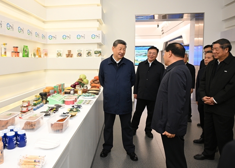 10月16日,中共中央总书记、国家主席、中央军委主席习近平在内蒙古自治区乌兰察布市考察。这是习近平在察哈尔高新技术开发区考察时,察看当地特色农牧产品展示。图片来源:新华网 10月16日,中共中央总书记、国家主席、中央军委主席习近平在内蒙古自治区乌兰察布市考察。这是习近平在察哈尔高新技术开发区考察时,察看当地特色农牧产品展示。图片来源:新华网
